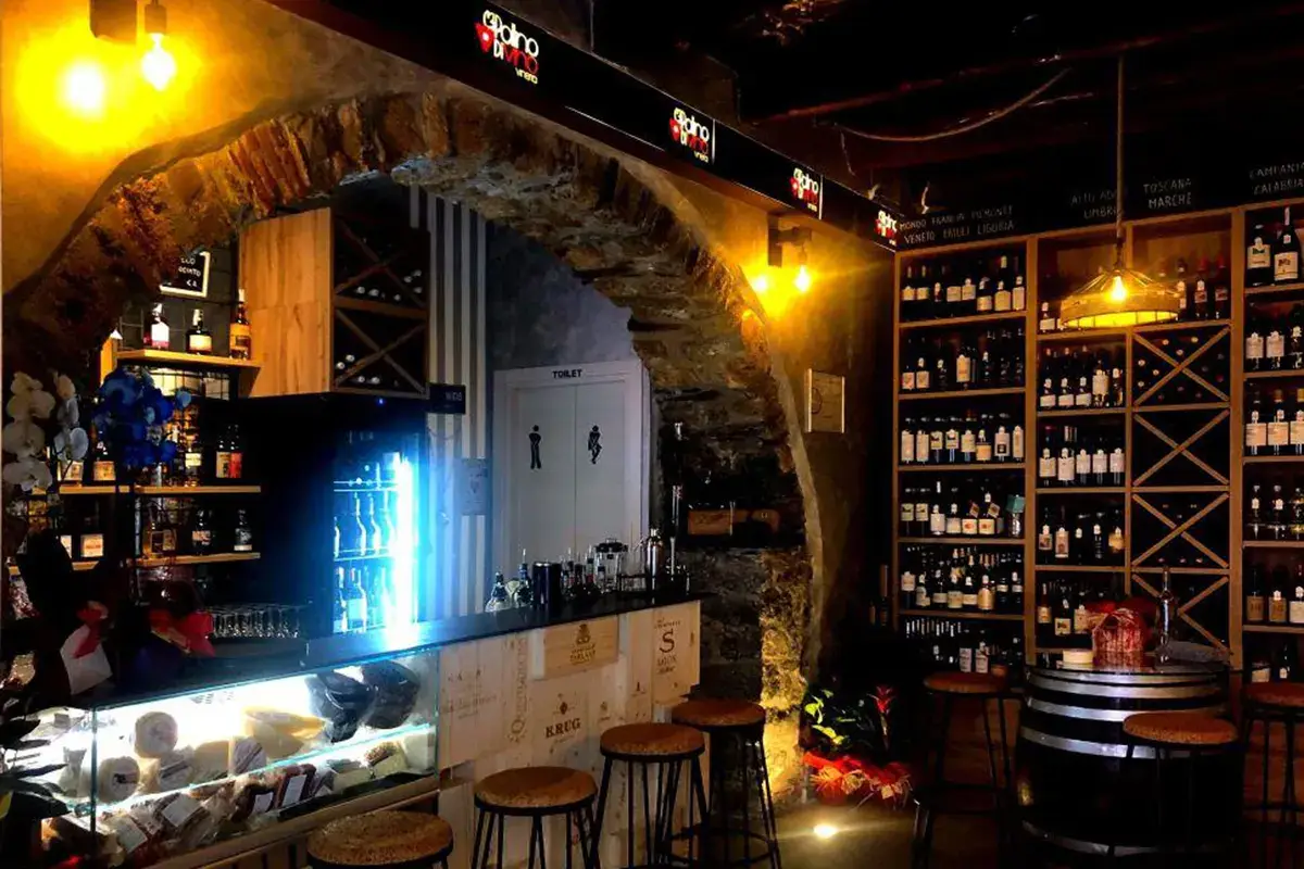 Uno scorcio del locale PollinoDivino, in Basilicata la vineria di ultima generazione